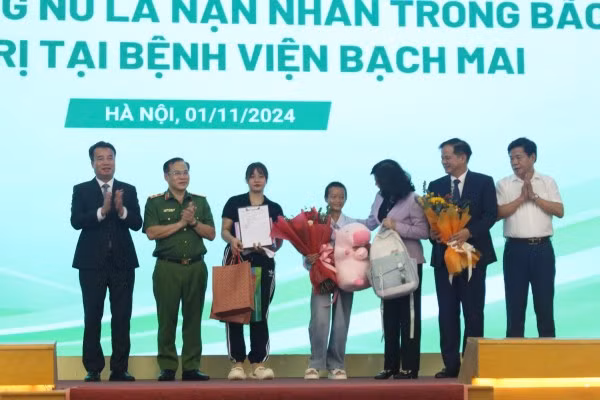 Bộ trưởng Bộ Y tế Đào Hồng Lan, lãnh đạo Bệnh viện Bạch Mai và các ban, ngành chúc mừng bé gái Làng Nủ xuất viện.
