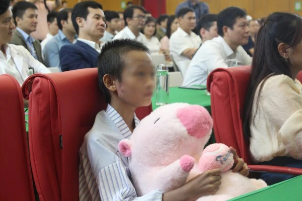 Bé gái Làng Nủ đã bình phục sau 50 ngày được điều trị tích cực tại Bệnh viện Bạch Mai.