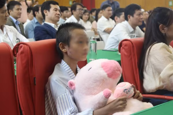 Bé gái Làng Nủ đã bình phục sau 50 ngày được điều trị tích cực tại Bệnh viện Bạch Mai.