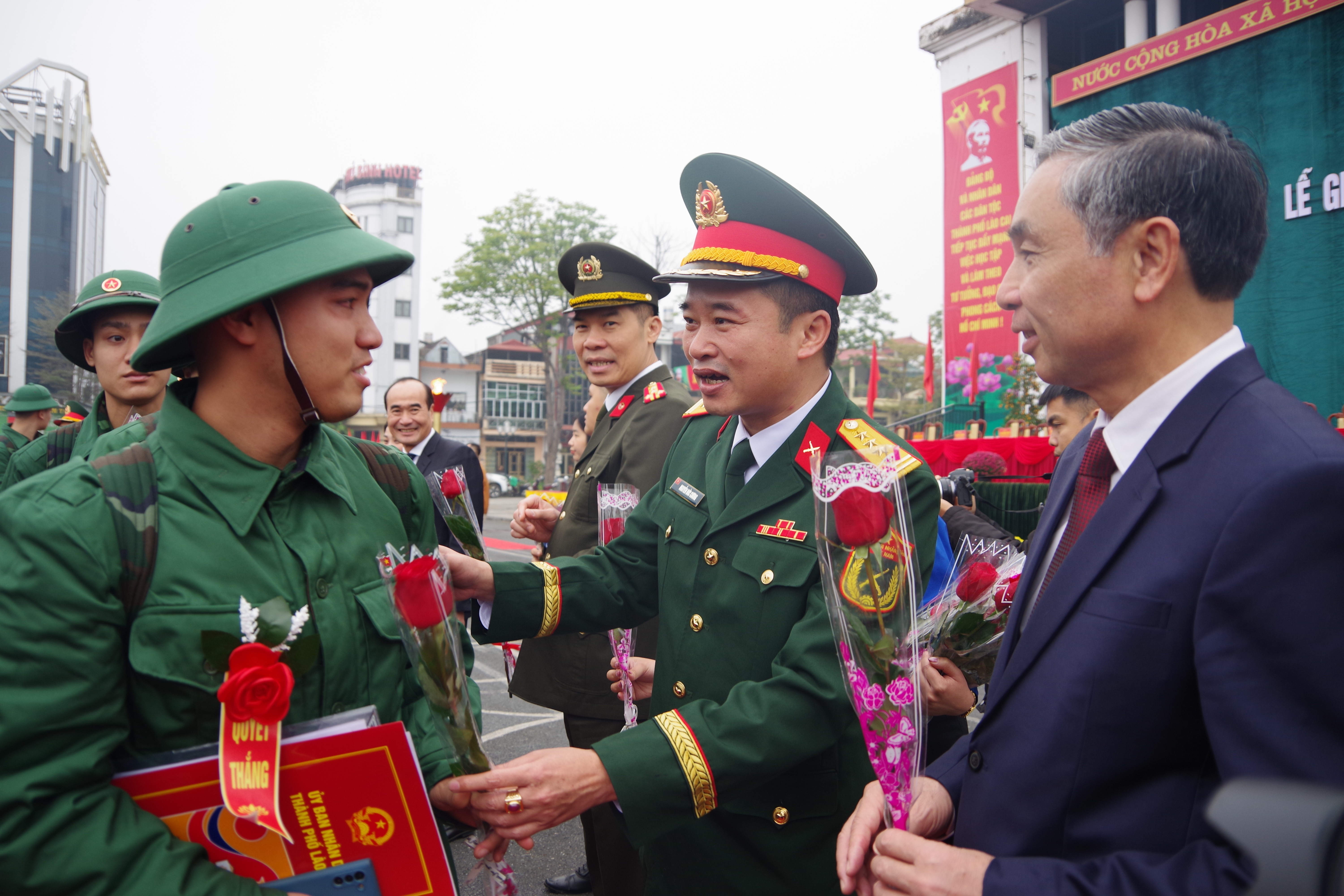Thủ trưởng Bộ Chỉ huy Quân sự tỉnh tặng hoa tân binh lên đường nhập ngũ năm 2025. anh-2.jpg