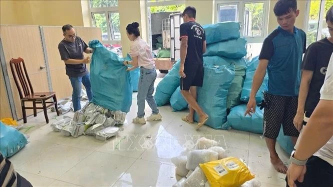 Lực lượng chức năng kiểm tra kho thuốc chữa bệnh giả.