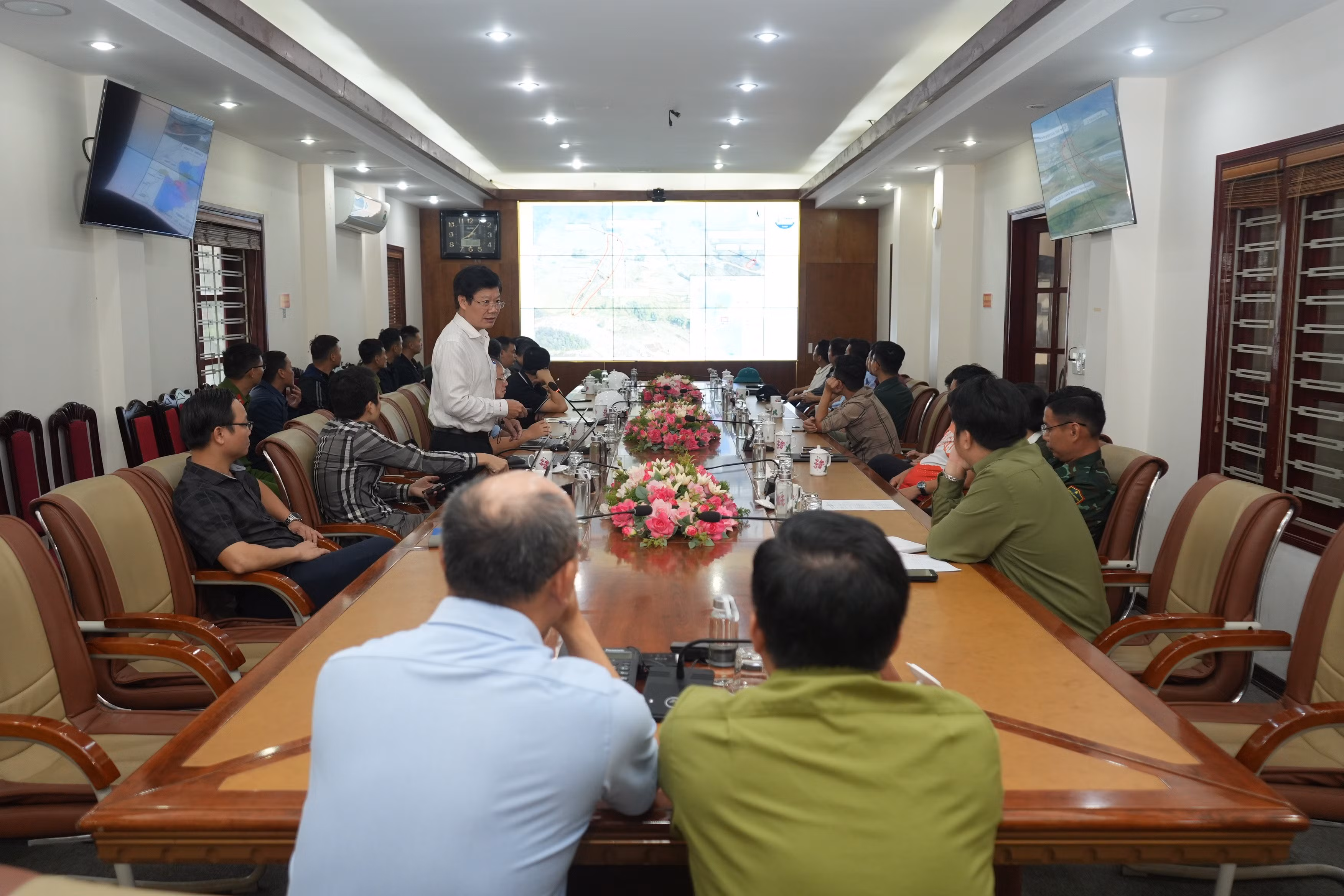 Các chuyên gia về địa chất của Trường Đại học Thủy lợi đánh giá, tư vấn các biện pháp xử lý các vết nứt trên địa bàn thị xã.JPG