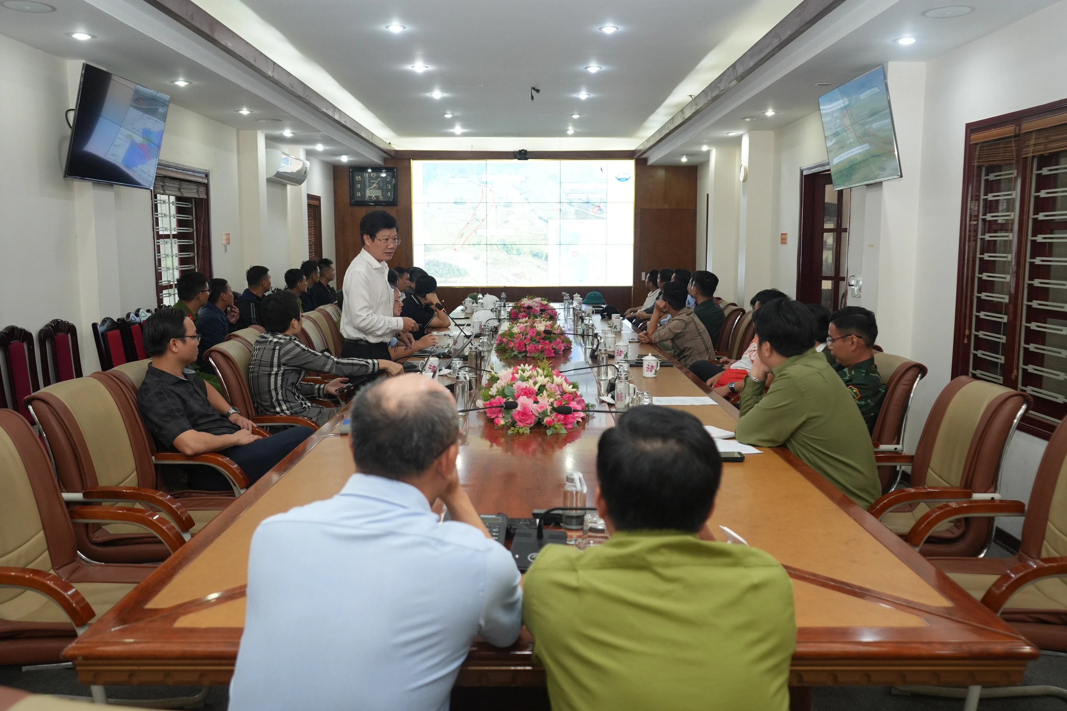 Các chuyên gia về địa chất của Trường Đại học Thủy lợi đánh giá, tư vấn các biện pháp xử lý các vết nứt trên địa bàn thị xã.JPG