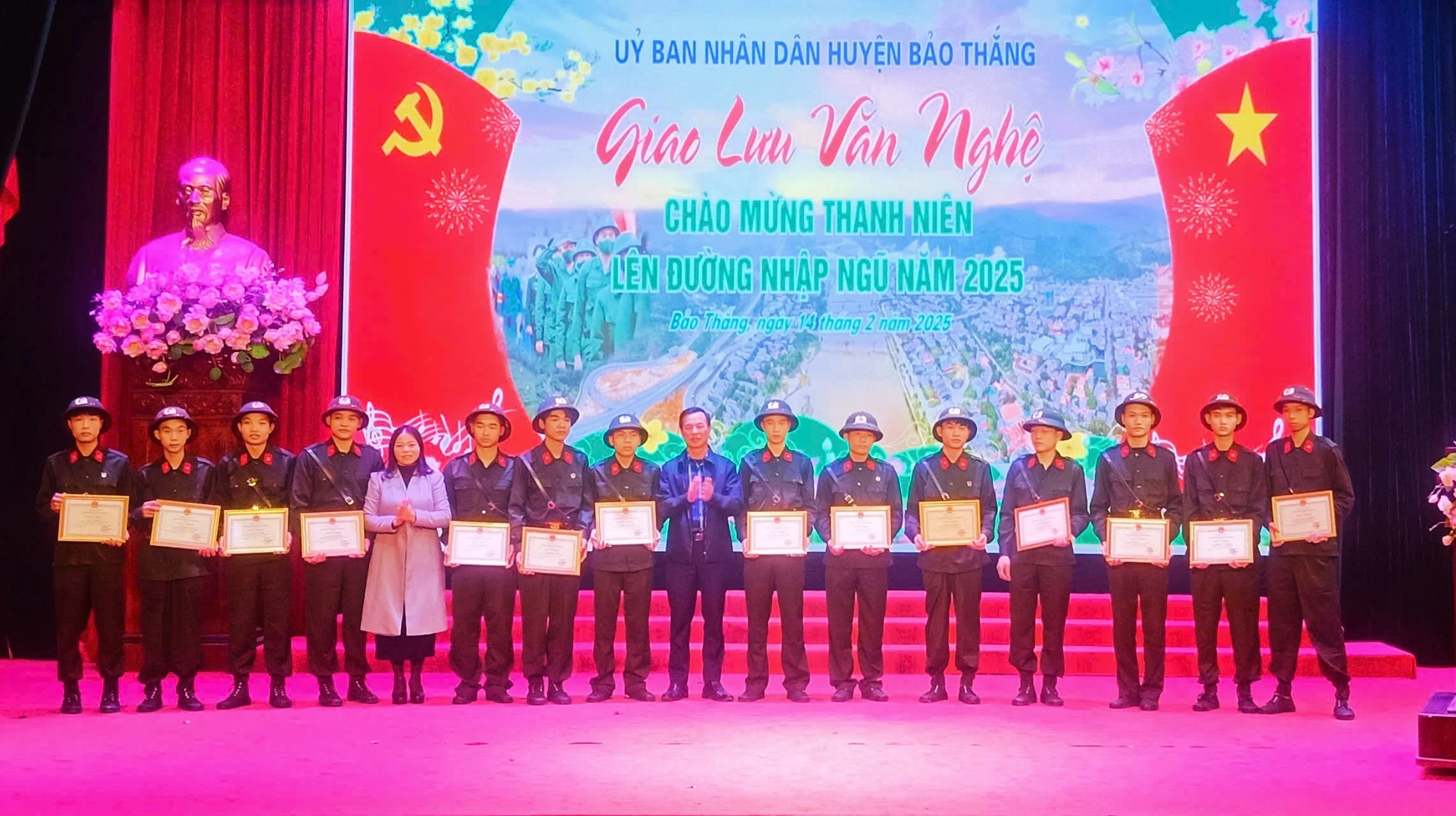 lanh-dao-huyen-tang-giay-khen-cho-44-thanh-nien-viet-don-tinh-nguyen-len-duong-nhap-ngu.jpg