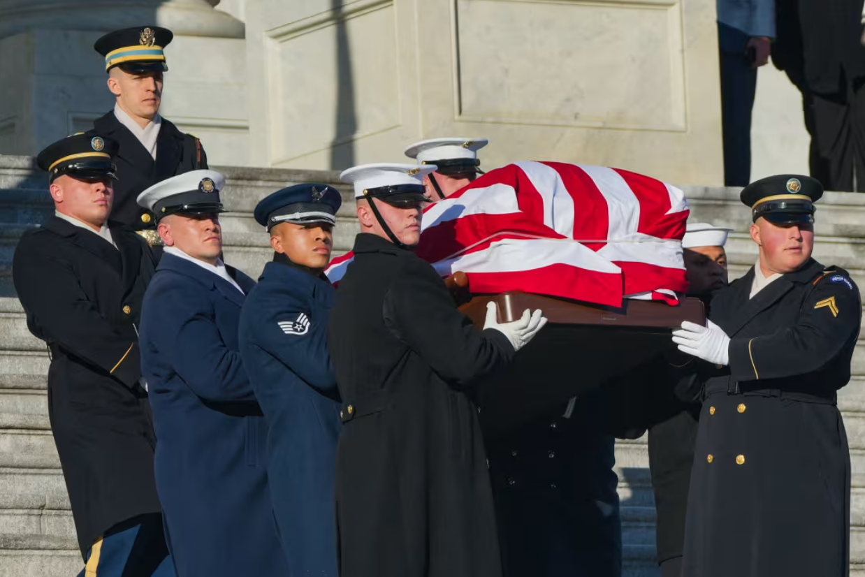 Linh cữu của cựu Tổng thống Jimmy Carter được đưa ra khỏi Điện Capitol vào thứ năm. Ảnh: nbcnews.com Linh cữu của cựu Tổng thống Jimmy Carter được đưa ra khỏi Điện Capitol vào thứ năm. Ảnh: nbcnews.com