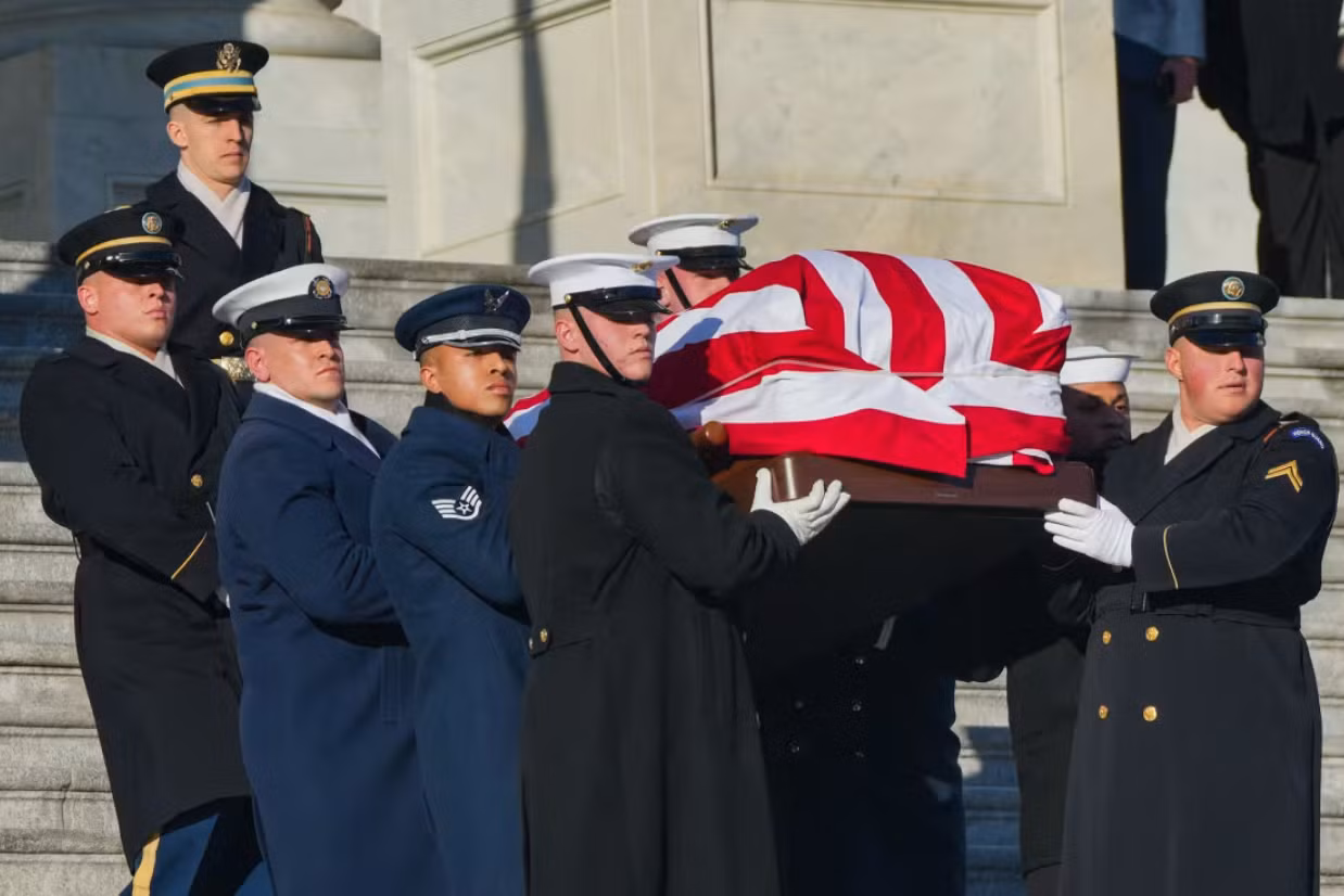 Linh cữu của cựu Tổng thống Jimmy Carter được đưa ra khỏi Điện Capitol vào thứ năm. Ảnh: nbcnews.com