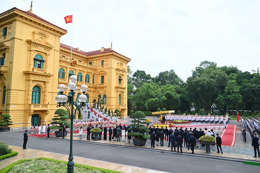 Quang cảnh lễ đón. Quang cảnh lễ đón.