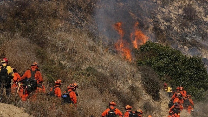 Lính cứu hỏa nỗ lực dập lửa cháy rừng tại Malibu, California, Mỹ. (Ảnh: THX/TTXVN) chay-rungjpg-574-6606-3334.jpg