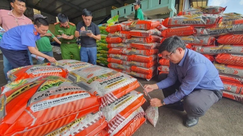 Cơ quan chức năng lấy mẫu phân bón của Công ty cổ phần thương mại phân bón Nam Dương và Công ty cổ phần Tập đoàn Phân bón quốc tế Hoa Kỳ - VINA đi giám định.