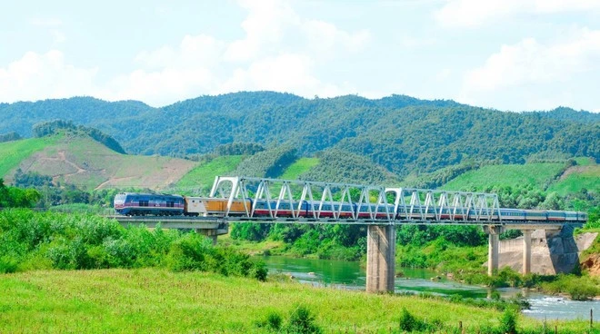 Tuyến đường sắt Lào Cai-Hà Nội-Hải Phòng được xây mới với mục tiêu kết nối với cảng biển quốc tế Hải Phòng, kết nối liên vận với Trung Quốc. (Ảnh: PV/Vietnam+)