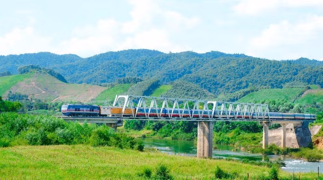 Tuyến đường sắt Lào Cai-Hà Nội-Hải Phòng được xây mới với mục tiêu kết nối với cảng biển quốc tế Hải Phòng, kết nối liên vận với Trung Quốc. (Ảnh: PV/Vietnam+)