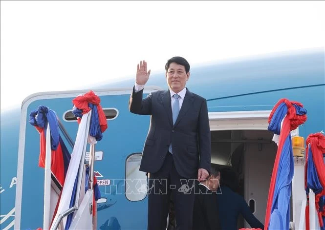 Chủ tịch nước Lương Cường tại sân bay quốc tế Wattay, thủ đô Vientiane, Lào.