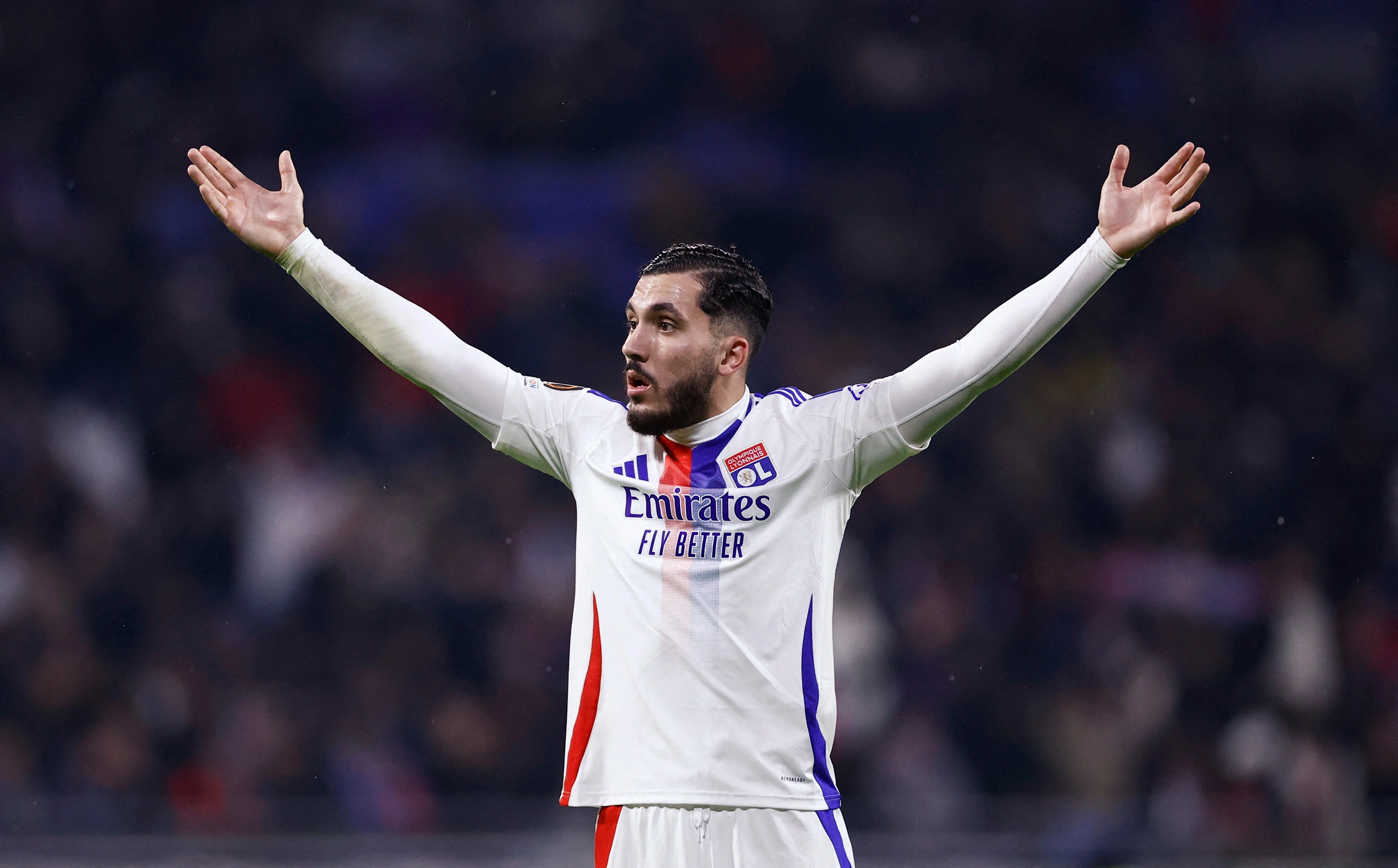 6. Lyon: Bất chấp khó khăn tài chính bủa vây, Lyon vẫn đang thi đấu tốt ở cả giải quốc nội lẫn cúp châu Âu. Viễn cảnh Lyon bị đánh rớt xuống Ligue 2 nhưng vẫn được dự Champions League hoàn toàn có thể xảy ra, nếu đội chủ sân Parc Olympique Lyonnais vô địch Europa League mùa này.