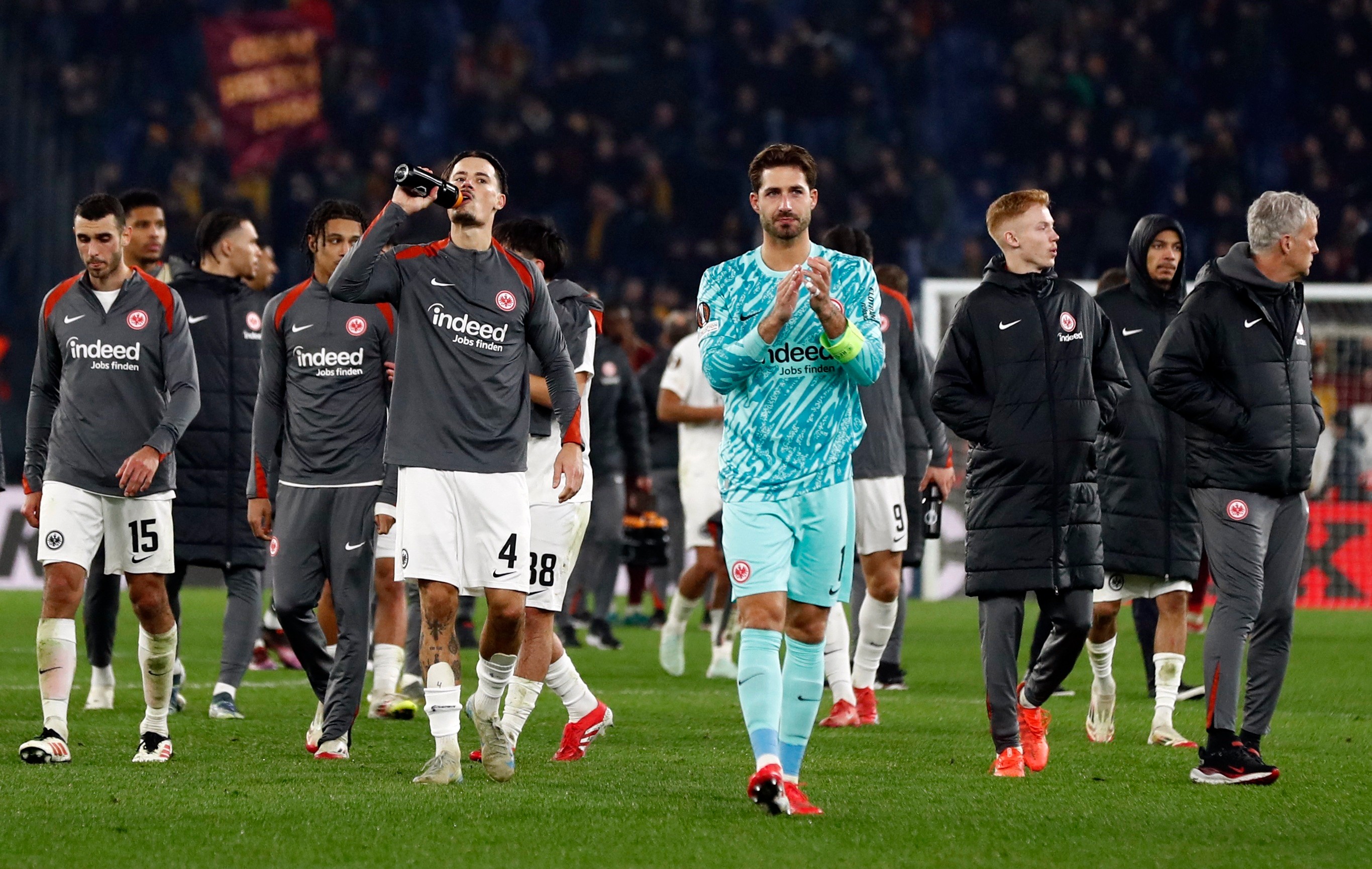 5. Frankfurt: Đại diện Bundesliga chưa từng bị loại từ vòng bảng/phân hạng tại Europa League. Ở lượt trận cuối, Frankfurt thua Roma nhưng vẫn giữ được vị trí trong top đội vào thẳng vòng 1/8. 5. Frankfurt: Đại diện Bundesliga chưa từng bị loại từ vòng bảng/phân hạng tại Europa League. Ở lượt trận cuối, Frankfurt thua Roma nhưng vẫn giữ được vị trí trong top đội vào thẳng vòng 1/8.