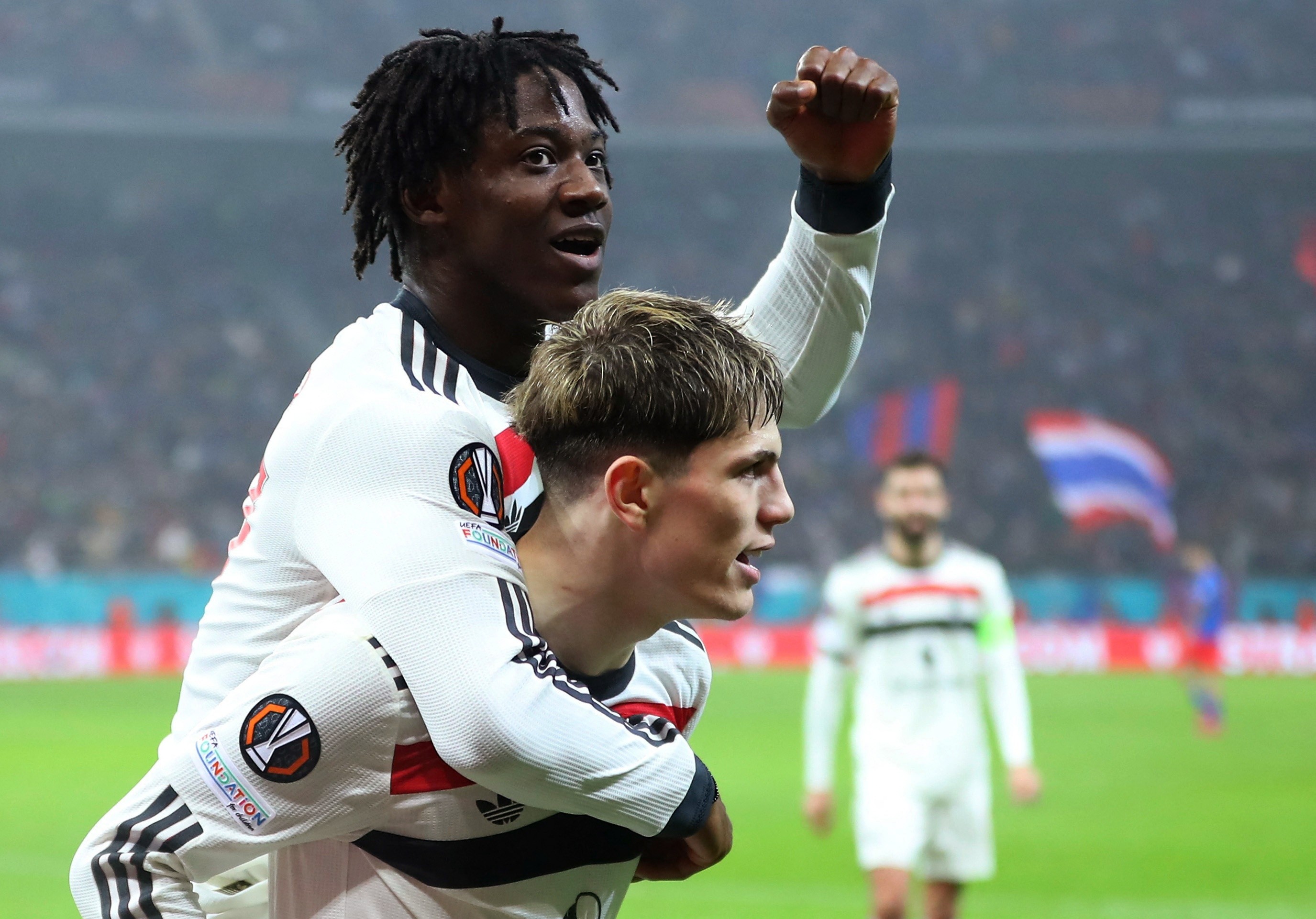 3. Manchester United: Trái ngược với phong độ tại Premier League, MU là CLB duy nhất kết thúc vòng phân hạng Europa League với thành tích bất bại (5 thắng, 3 hòa). Ở lượt trận cuối, "Quỷ đỏ" đánh bại FCSB để vươn lên thứ 3. Trong lịch sử 7 lần dự giải đấu cúp hạng 2 châu Âu, MU đều giành vé vào vòng loại trực tiếp. 3. Manchester United: Trái ngược với phong độ tại Premier League, MU là CLB duy nhất kết thúc vòng phân hạng Europa League với thành tích bất bại (5 thắng, 3 hòa). Ở lượt trận cuối, "Quỷ đỏ" đánh bại FCSB để vươn lên thứ 3. Trong lịch sử 7 lần dự giải đấu cúp hạng 2 châu Âu, MU đều giành vé vào vòng loại trực tiếp.