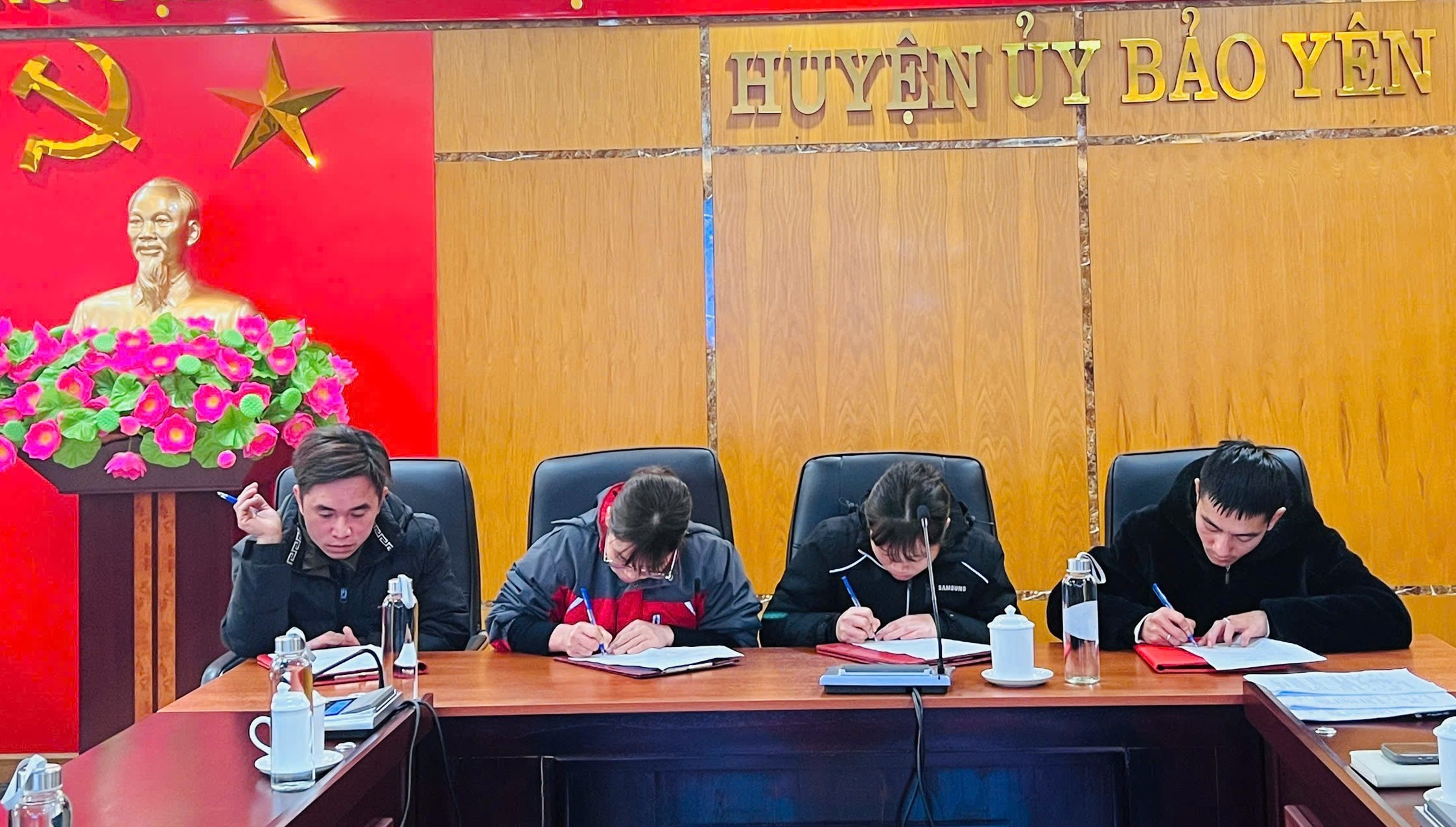 Người giám hộ học sinh mồ côi ký cam kết. nguoi-giam-ho-hoc-sinh-mo-coi-ky-cam-ket.jpg