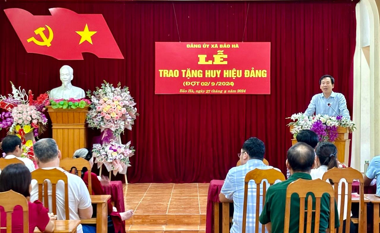 Đồng chí Dương Đức Huy trưởng ban tuyên giáo Tỉnh ủy phát biểu tại buổi lễ trao Huy hiệu đảng.jpg