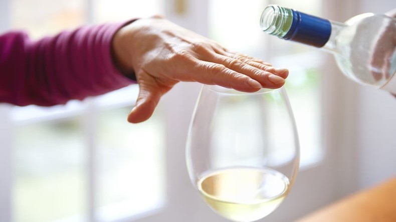 Ngưng sử dụng bia rượu trên 20 năm giúp giảm nguy cơ ung thư lên đến 55%. (Ảnh: FranceInfo) Ngưng sử dụng bia rượu trên 20 năm giúp giảm nguy cơ ung thư lên đến 55%. (Ảnh: FranceInfo)
