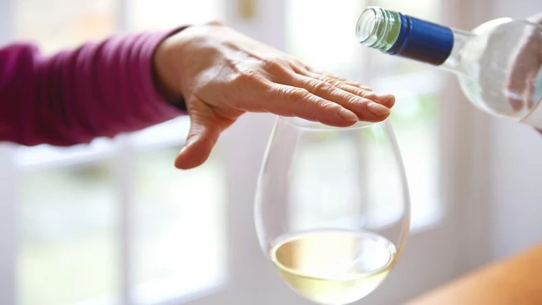 Ngưng sử dụng bia rượu trên 20 năm giúp giảm nguy cơ ung thư lên đến 55%. (Ảnh: FranceInfo)