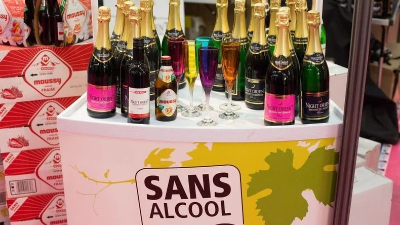 Các thương hiệu đồ uống nhanh chóng bắt kịp xu hướng, cho ra đời nhiều dòng sản phẩm rượu bia không cồn. (Ảnh: FranceInfo)