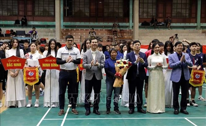 Lãnh đạo UBND tỉnh Thái Bình cùng đại diện Ban tổ chức tặng hoa, cờ cho các đơn vị tham dự giải. Ảnh: Thế Duyệt/TTXVN