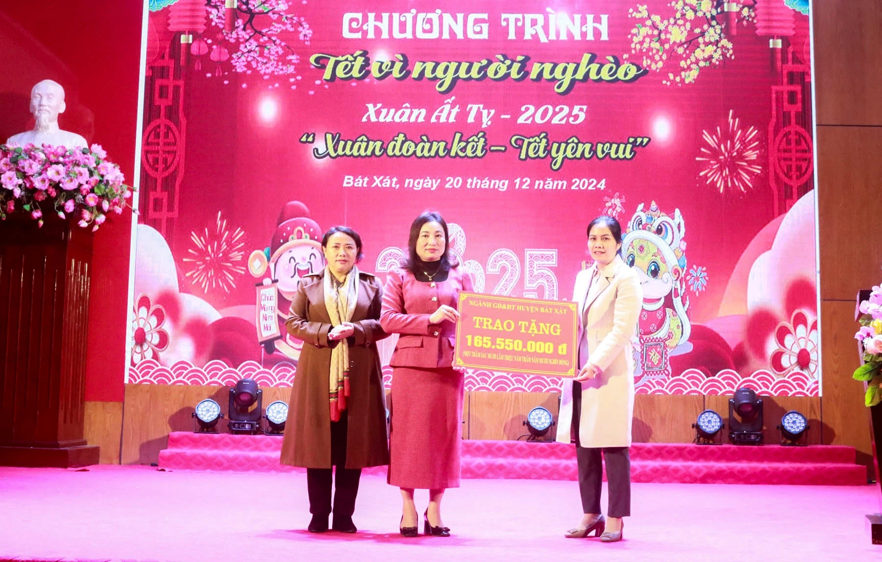 Tiếp nhận ủng hộ kinh phí từ các đơn vị.