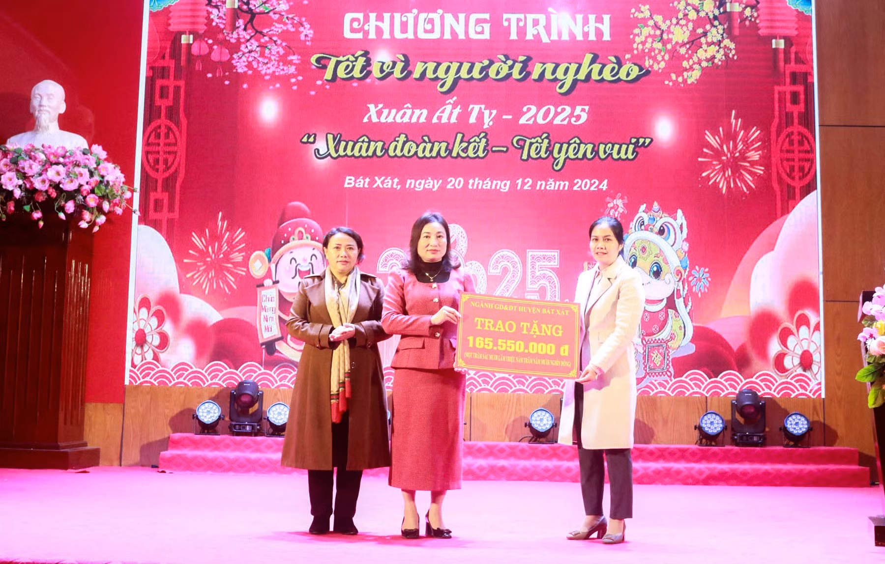 Tiếp nhận ủng hộ kinh phí từ các đơn vị.