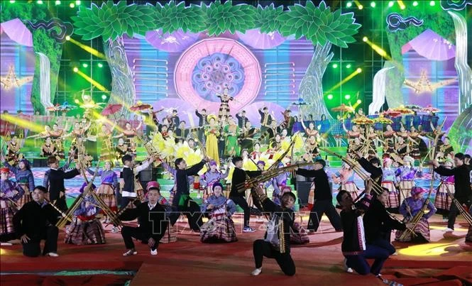 Sau Lễ trao Bằng chứng nhận, đại biểu, nhân dân và du khách được thưởng thức chương trình nghệ thuật với chủ đề “Âm vang Tết rừng - Sáng bừng Nà Hẩu”.