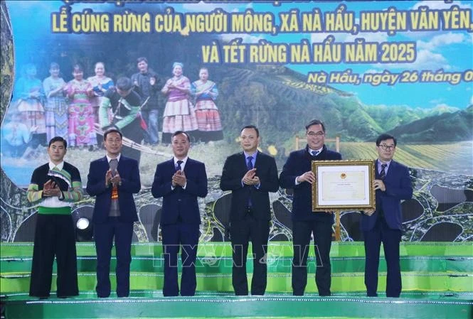 Phó Cục trưởng Cục Di sản Văn hóa Nông Quốc Thành thừa ủy quyền của lãnh đạo Bộ Văn hóa Thể thao và Du lịch trao Bằng chứng nhận cho lãnh đạo Sở Văn hóa Thể thao và Du lịch, huyện Văn Yên và xã Nà Hẩu.