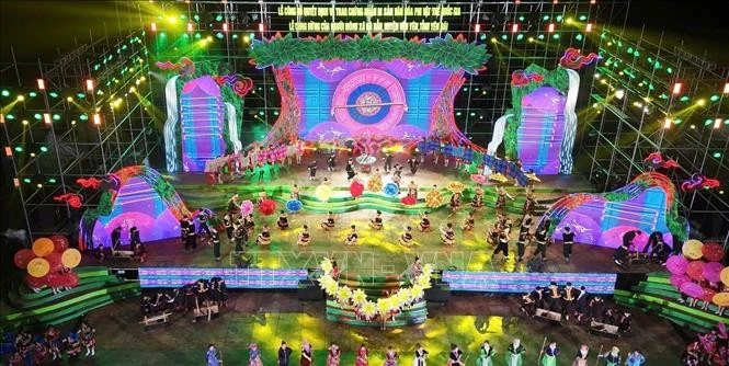 Sau Lễ trao Bằng chứng nhận, đại biểu, nhân dân và du khách được thưởng thức chương trình nghệ thuật với chủ đề “Âm vang Tết rừng - Sáng bừng Nà Hẩu”.