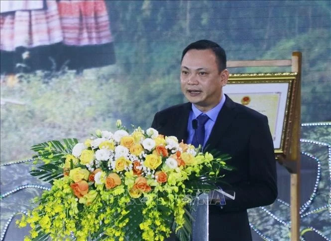 Phó Bí thư Huyện ủy, Chủ tịch UBND huyện Văn Yên Hoàng Việt Hóa phát biểu tại buổi lễ.