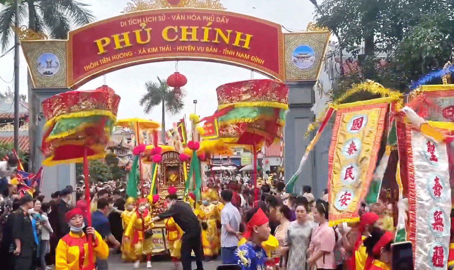Lễ hội Phủ Dầy Nam Định được tổ chức thường niên thu hút Nhân dân và du khách thập phương đến tham quan, chiêm bái. b8.gif