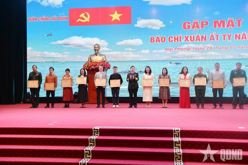 Lãnh đạo Quân chủng Hải quân trao bằng khen tặng các tập thể có thành tích tiêu biểu trong phối hợp tuyên truyền năm 2024.