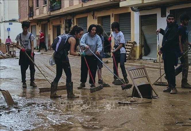 Người dân dọn dẹp sau lũ tại Valencia, Tây Ban Nha ngày 1/11/2024. Ảnh: THX/TTXVN