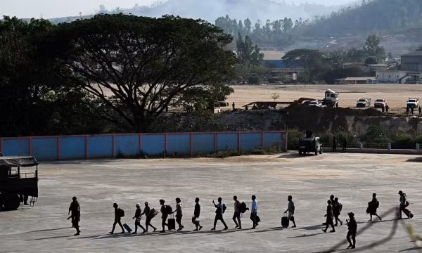 Các nạn nhân được giải cứu khỏi các trung tâm lừa đảo tại khu vực biên giới Thái Lan. Ảnh: Reuters