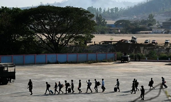 Các nạn nhân được giải cứu khỏi các trung tâm lừa đảo tại khu vực biên giới Thái Lan. Ảnh: Reuters