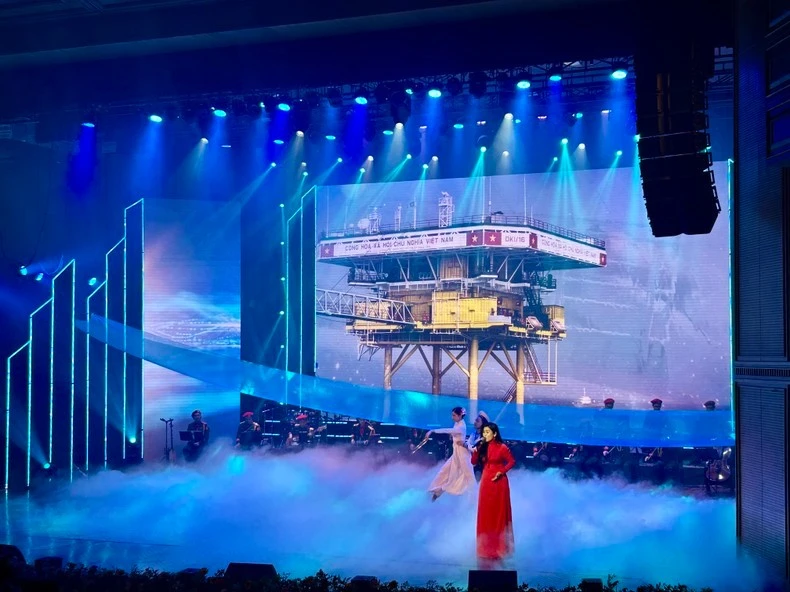 Nghệ sĩ Đào Tố Loan thể hiện ca khúc “Bài ca trên sóng cả” (Nhạc: Đỗ Hồng Quân, lời thơ: Hoàng Thị Hạnh)