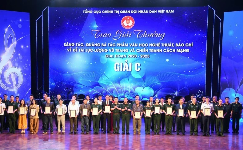 Các tác giả, nhóm tác giả nhận giải C.