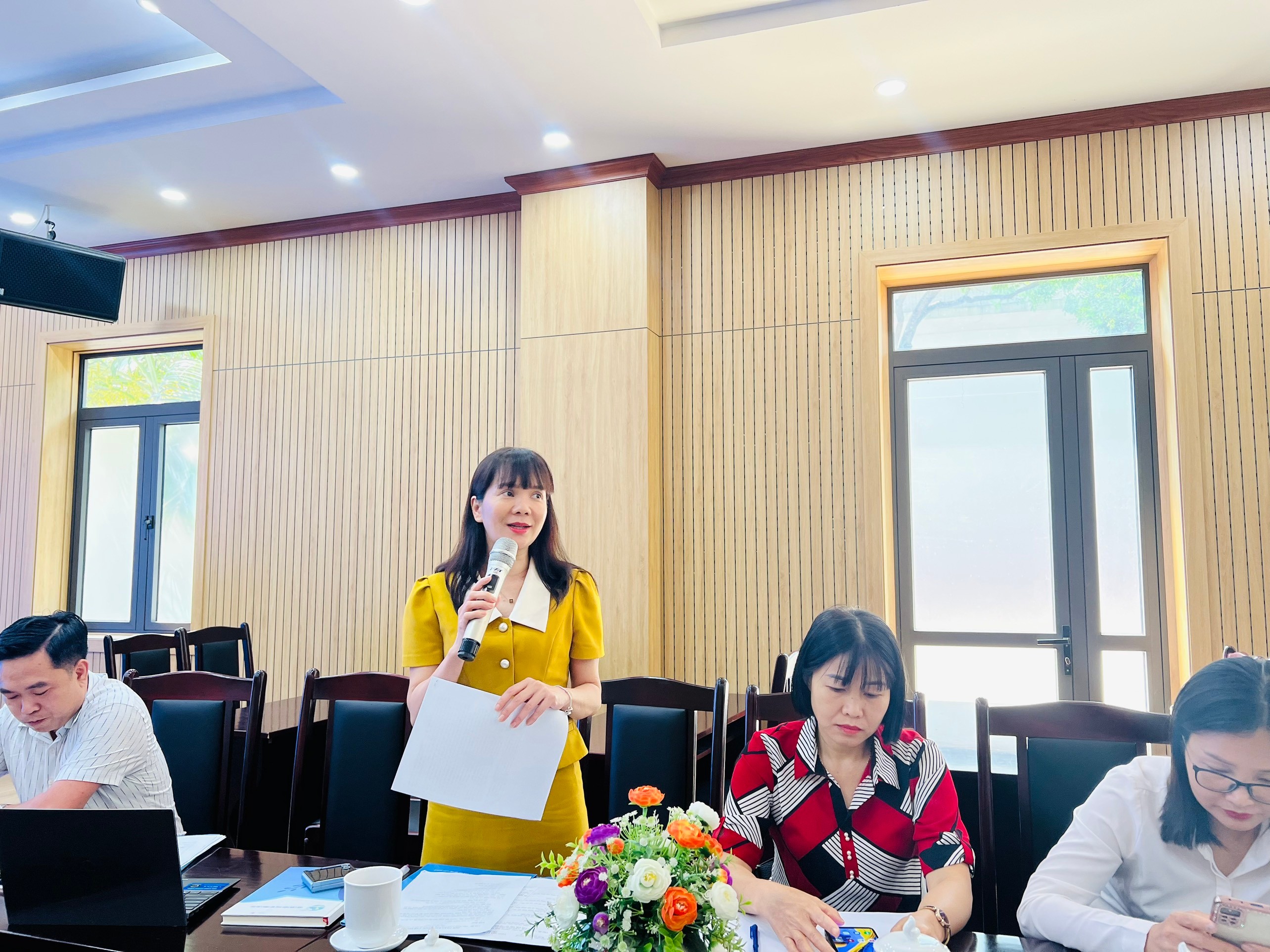 Đại biểu trình bày tham luận. 4-dc-bui-thi-hue-truong-ban-tcth-hoi-lhpn-tinh-tham-luan.jpg