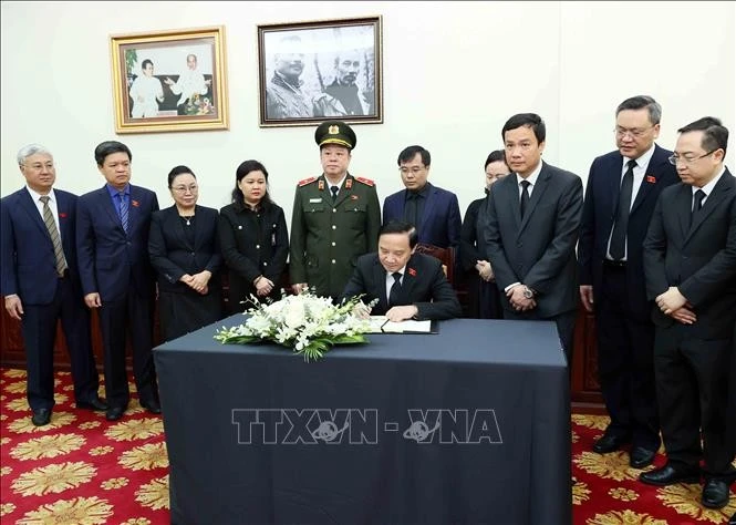 Phó Chủ tịch Quốc hội Nguyễn Khắc Định ghi sổ tang tại lễ viếng nguyên Chủ tịch Đảng Nhân dân Cách mạng Lào, nguyên Chủ tịch nước Lào Khamtay Siphandone. Ảnh: An Đăng/TTXVN