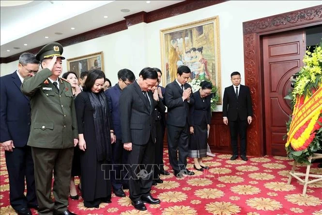 Phó Chủ tịch Quốc hội Nguyễn Khắc Định đến viếng nguyên Chủ tịch Đảng Nhân dân Cách mạng Lào, nguyên Chủ tịch nước Lào Khamtay Siphandone. Ảnh: An Đăng/TTXVN