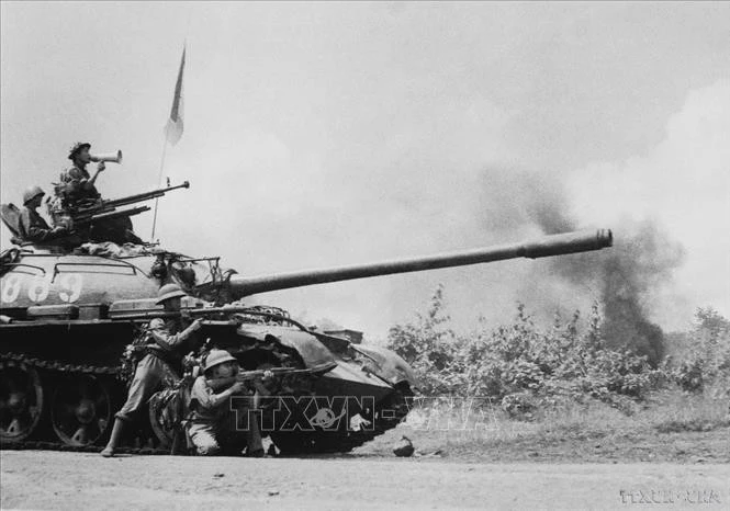 Xe tăng và bộ binh Sư đoàn 10 quân Giải phóng hợp đồng tác chiến vào giải phóng thị xã Buôn Ma Thuột (tháng 3/1975). Ảnh: Lâm Quý/TTXVN
