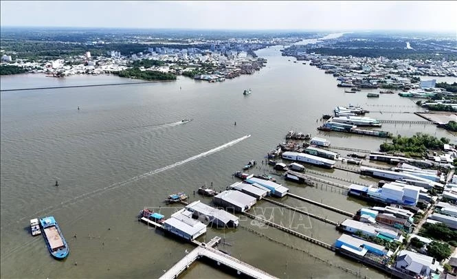 Bờ Nam bến sông Đốc, phía xa là trung tâm thị trấn Sông Đốc, huyện Trần Văn Thời. Ảnh: Hồng Đạt/TTXVN