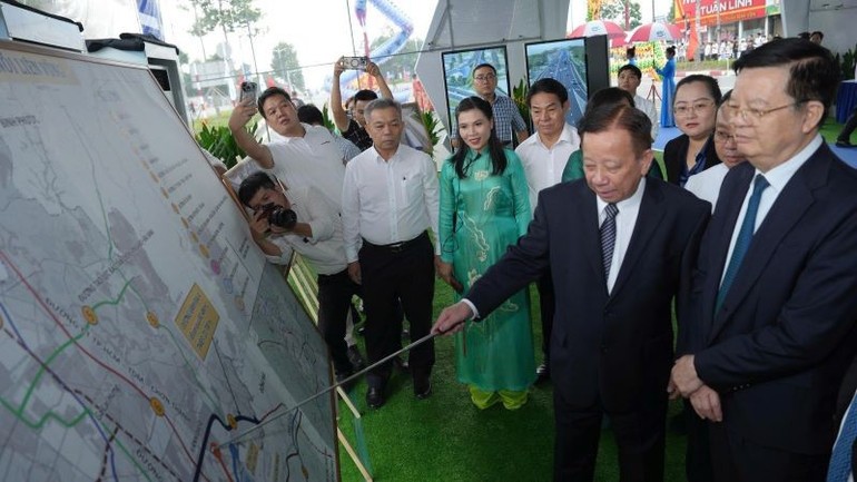 Phó Thủ tướng Chính phủ Mai Văn Chính nghe giới thiệu đường Vành đai 4 Thành phố Hồ Chí Minh đoạn qua tỉnh Bình Dương. Phó Thủ tướng Chính phủ Mai Văn Chính nghe giới thiệu đường Vành đai 4 Thành phố Hồ Chí Minh đoạn qua tỉnh Bình Dương.