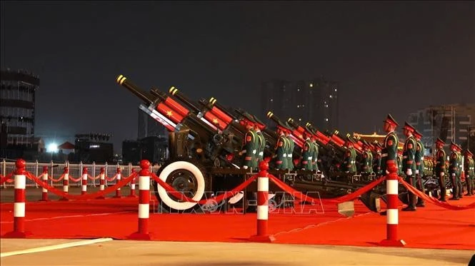 Khu vực pháo lễ chuẩn bị sẵn sàng cho Lễ kỷ niệm, diễu binh, diễu hành diễn ra vào lúc 7 giờ sáng 30/4. Ảnh: Quang Châu/TTXVN