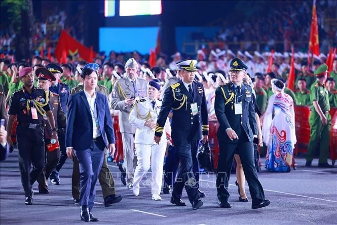 Các đại biểu khách mời quốc tế tham dự buổi lễ lần lượt đến khu vực khán đài trên đường Lê Duẩn, Quận 1. Ảnh: TTXVN