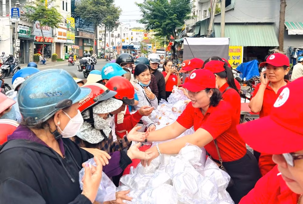 Cán bộ, hội viên CTĐ trên địa bàn thành phố đã tham gia hoạt động thiện nguyện trong mùa lễ hội năm nay