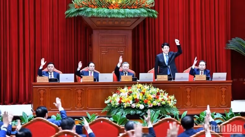 Các đồng chí lãnh đạo Đảng, Nhà nước biểu quyết thông qua Chương trình Hội nghị. (Ảnh: ĐĂNG KHOA)