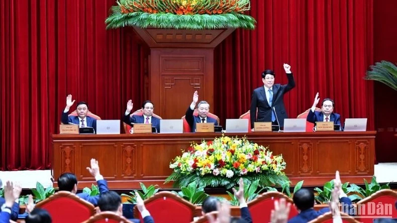 Các đồng chí lãnh đạo Đảng, Nhà nước biểu quyết thông qua Chương trình Hội nghị. (Ảnh: ĐĂNG KHOA)