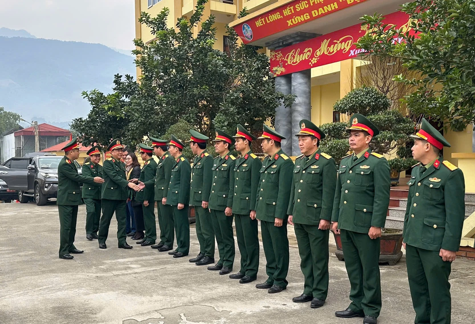 doan-cong-tac-cua-quan-khu-2-tham-can-bo-chien-sy-ban-chqs-huyen-bat-xat.jpg